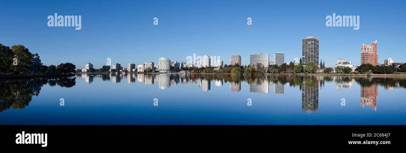 Skyline von Oakland und Lake Merritt mit Reflexionen, Oakland, Kalifornien, USA Stockfoto