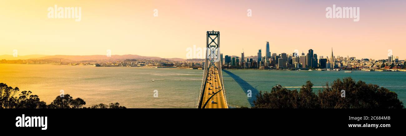 Bay Bridge bei Sonnenuntergang, San Francisco, Kalifornien, USA Stockfoto