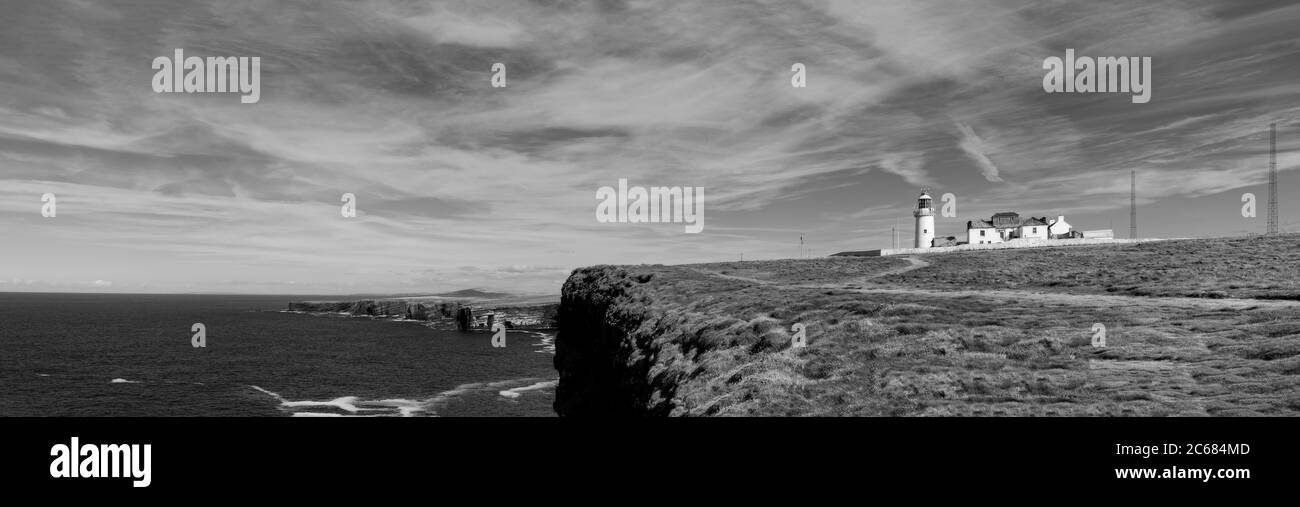 Atlantikküste und Loop Head Leuchtturm, County Clare, Irland Stockfoto