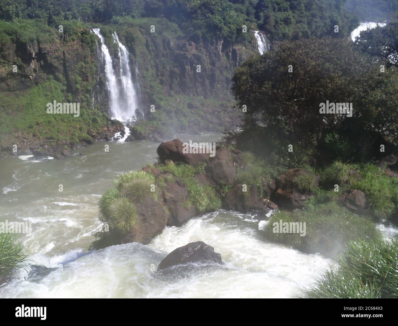 Schöne Natur von Brasilien: Wasserfälle Iguazu. Viel Wasser, Sonne und Glück Stockfoto