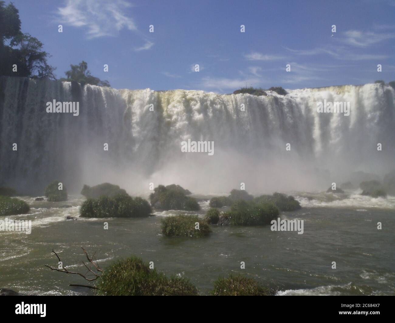 Schöne Natur von Brasilien: Wasserfälle Iguazu. Viel Wasser, Sonne und Glück Stockfoto