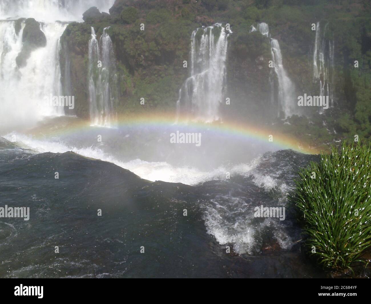Schöne Natur von Brasilien: Wasserfälle Iguazu. Viel Wasser, Sonne und Glück Stockfoto
