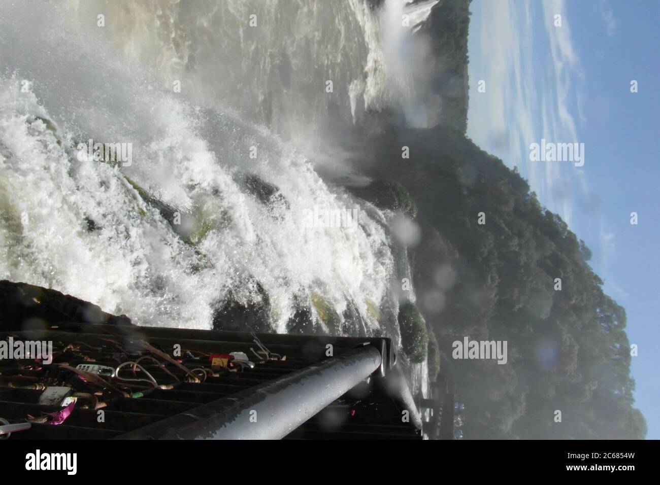 Schöne Natur von Brasilien: Wasserfälle Iguazu. Viel Wasser, Sonne und Glück Stockfoto