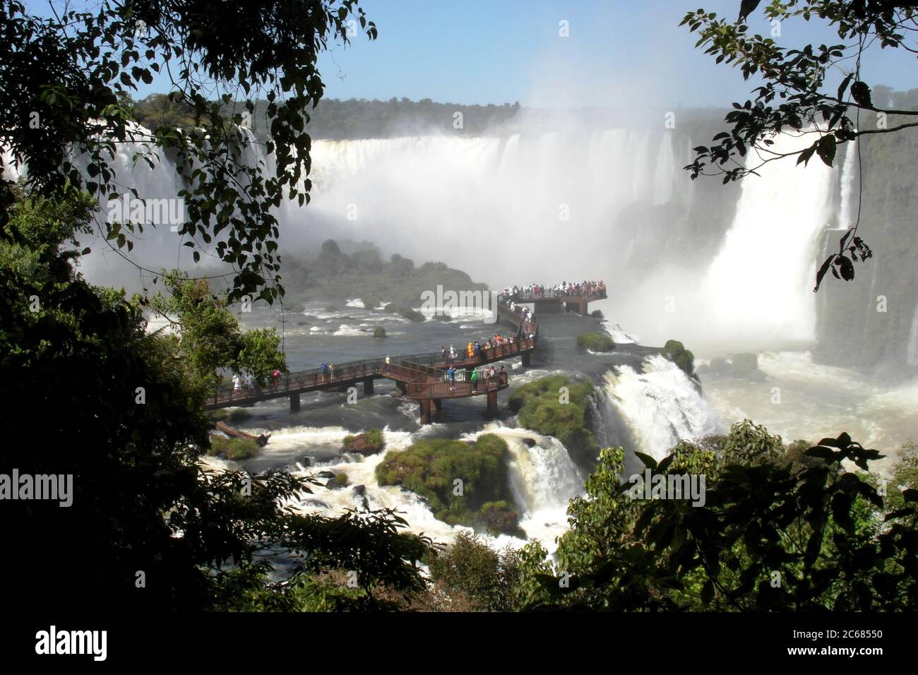 Schöne Natur von Brasilien: Wasserfälle Iguazu. Viel Wasser, Sonne und Glück Stockfoto