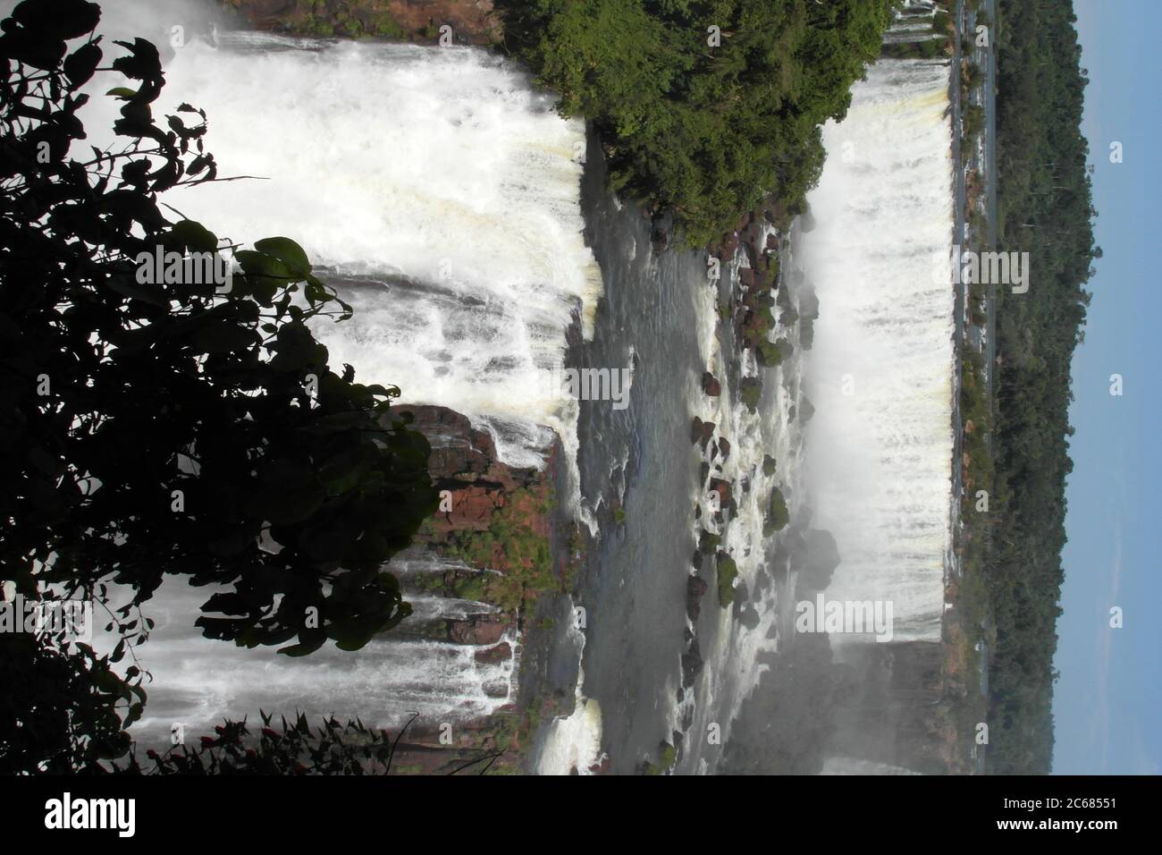 Schöne Natur von Brasilien: Wasserfälle Iguazu. Viel Wasser, Sonne und Glück Stockfoto
