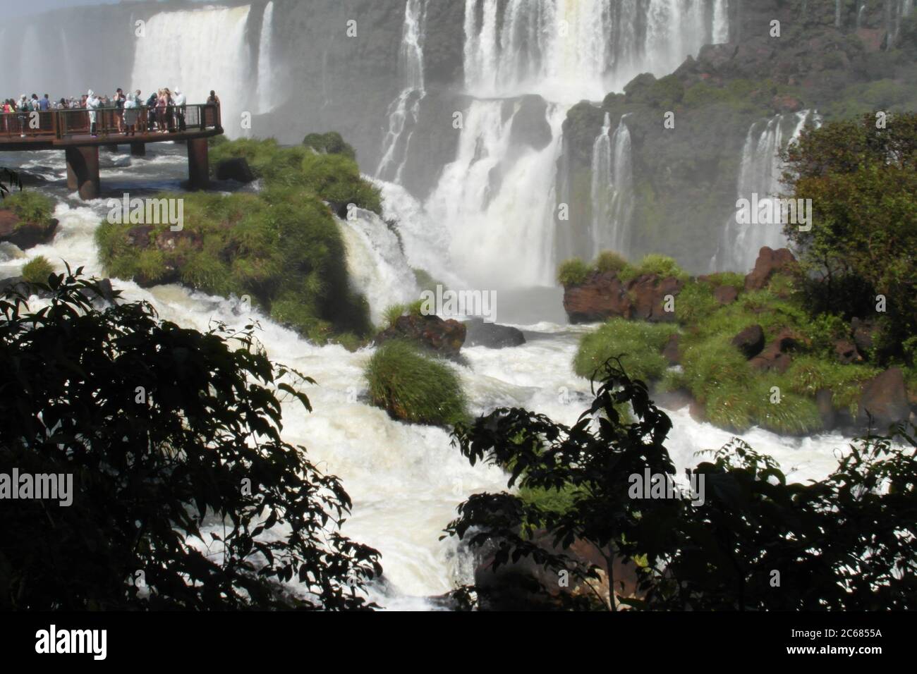 Schöne Natur von Brasilien: Wasserfälle Iguazu. Viel Wasser, Sonne und Glück Stockfoto
