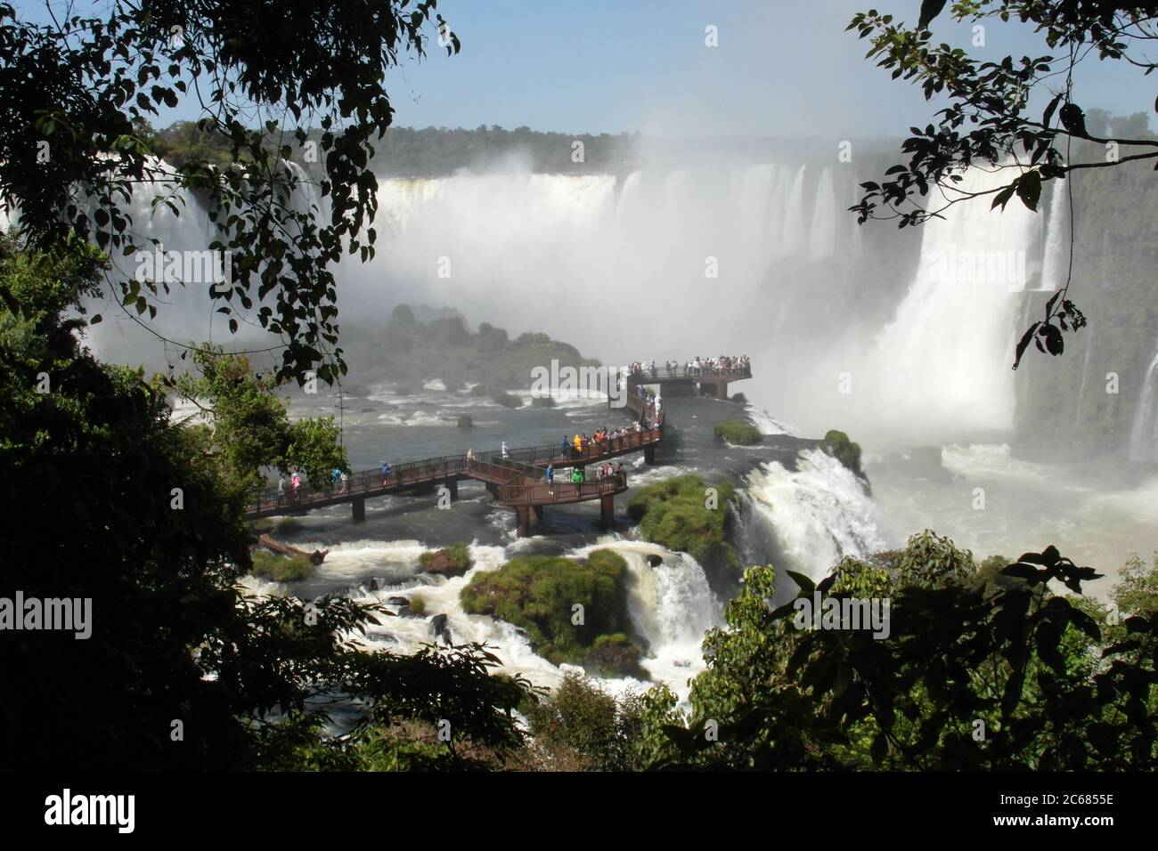 Schöne Natur von Brasilien: Wasserfälle Iguazu. Viel Wasser, Sonne und Glück Stockfoto