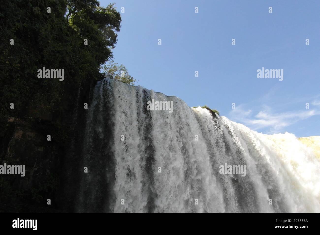 Schöne Natur von Brasilien: Wasserfälle Iguazu. Viel Wasser, Sonne und Glück Stockfoto