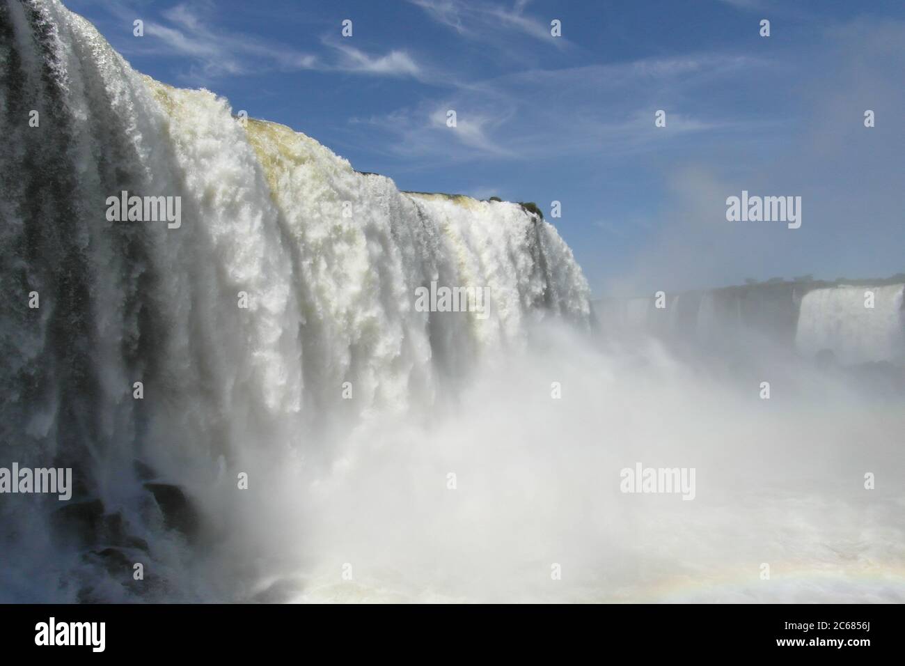 Schöne Natur von Brasilien: Wasserfälle Iguazu. Viel Wasser, Sonne und Glück Stockfoto