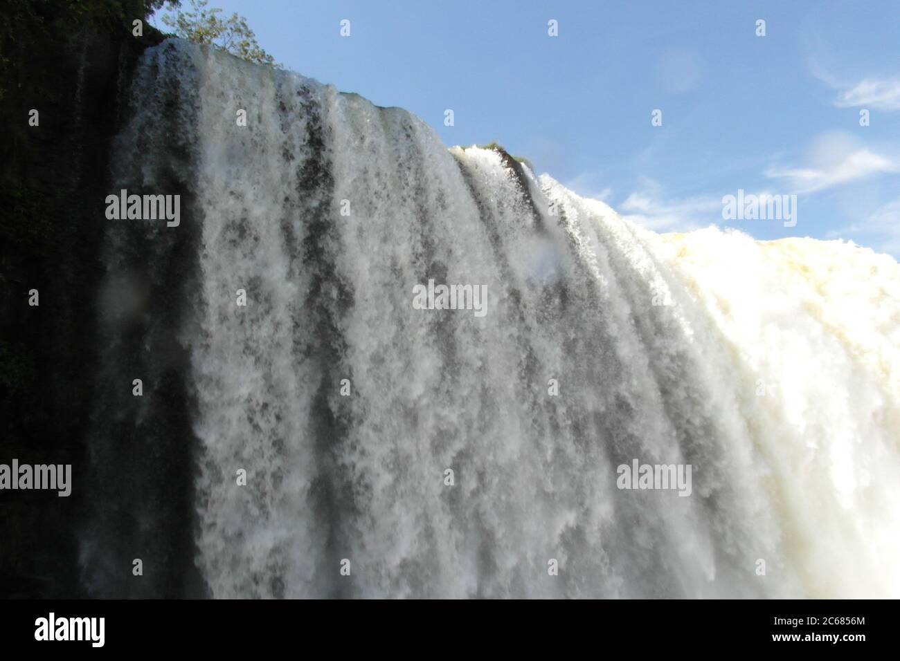 Schöne Natur von Brasilien: Wasserfälle Iguazu. Viel Wasser, Sonne und Glück Stockfoto