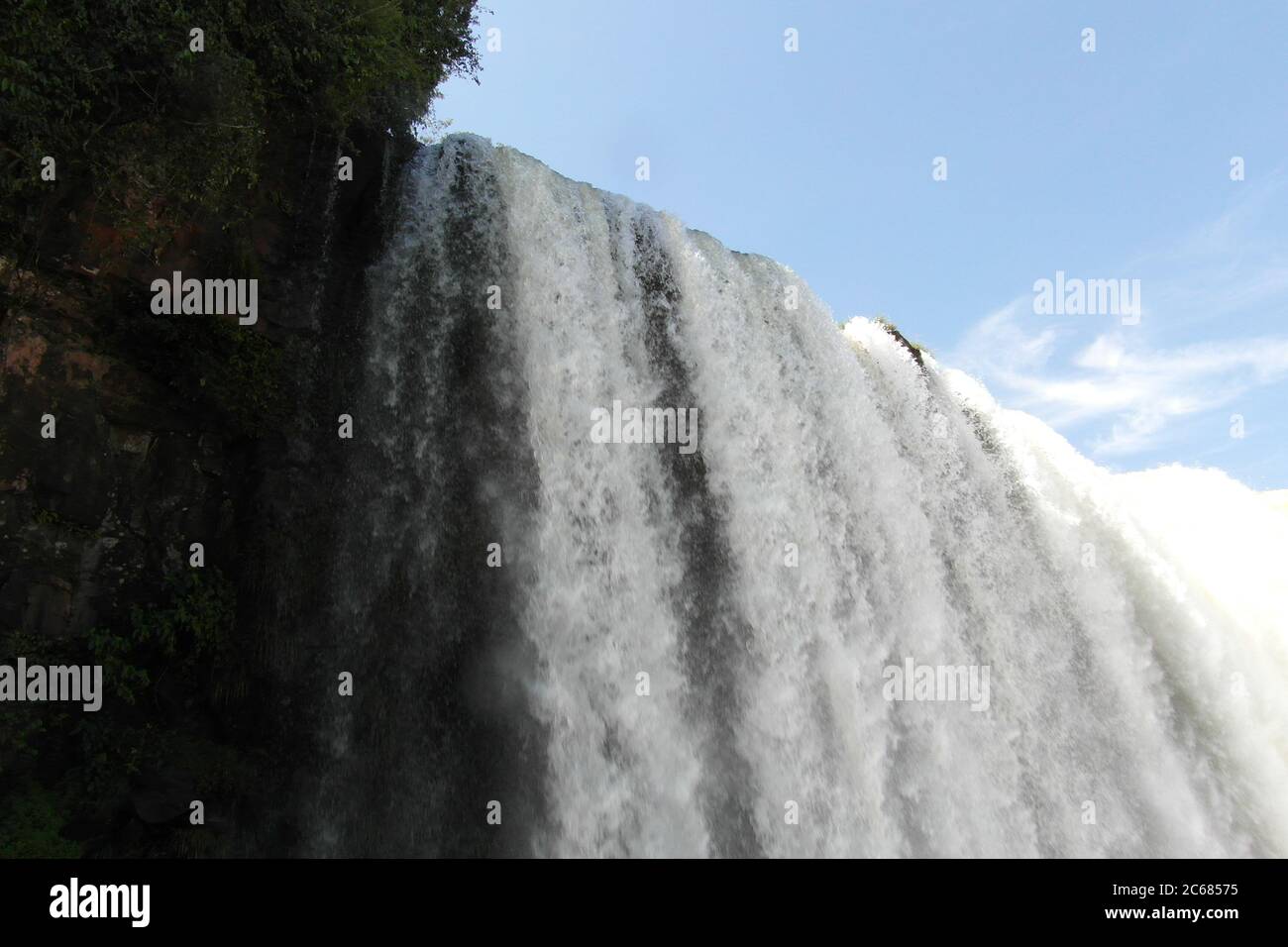 Schöne Natur von Brasilien: Wasserfälle Iguazu. Viel Wasser, Sonne und Glück Stockfoto