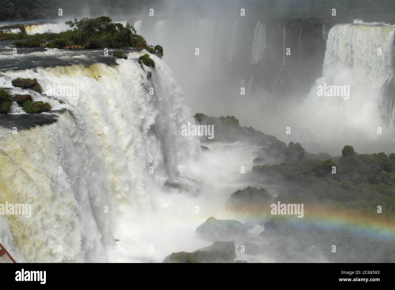 Schöne Natur von Brasilien: Wasserfälle Iguazu. Viel Wasser, Sonne und Glück Stockfoto