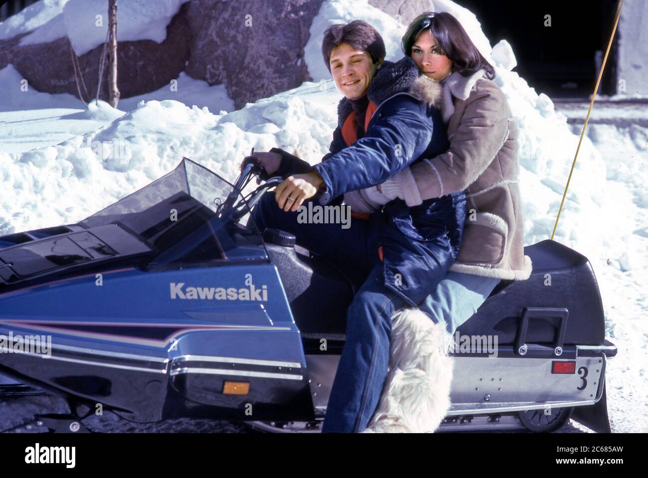 Schauspielerin Kate Jackson mit Ehemann Andrew Stevens, der eine Folge der erfolgreichen Fernsehserie Charlies Angels in Vail, CO um 1978 filmt Stockfoto