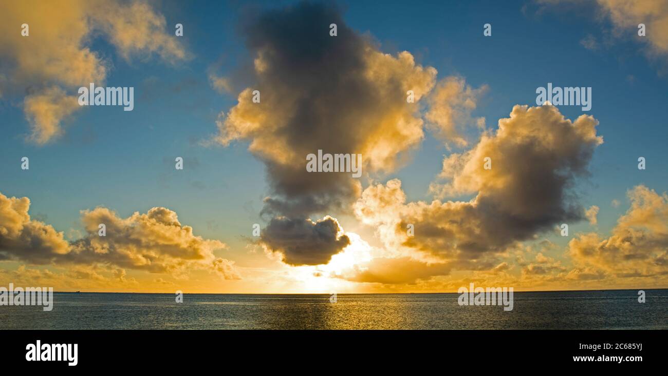 Blick auf den Sonnenuntergang über der Lagune von Aitutaki, Aitutaki, Cook Inseln Stockfoto