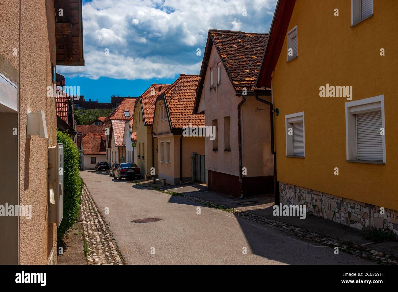 Alte einstöckige Häuser aus dem 16.-17. Jahrhundert in der Altstadt Stockfoto