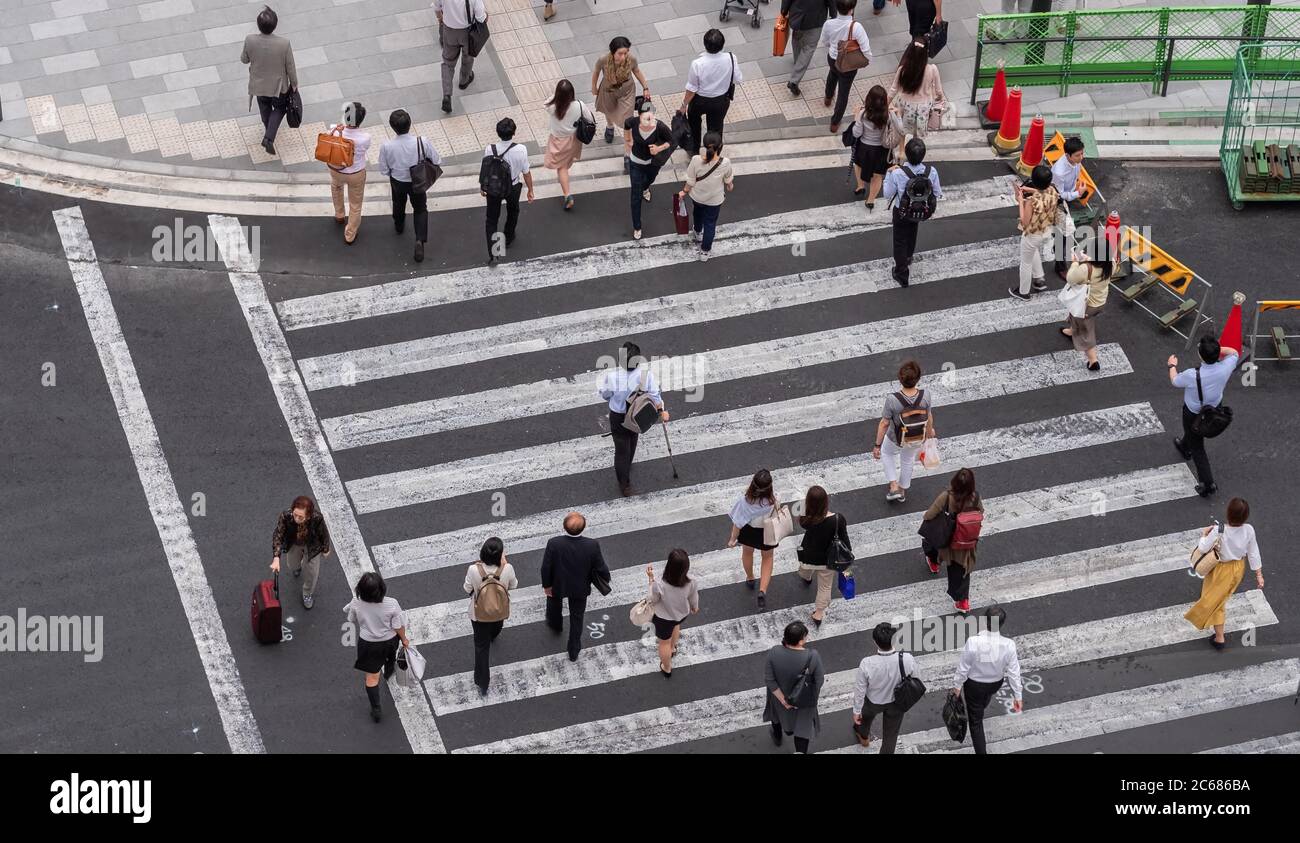 Ansicht Fußgänger, der die Straße in Tokio, Bahnhof, Japan überquert Stockfoto