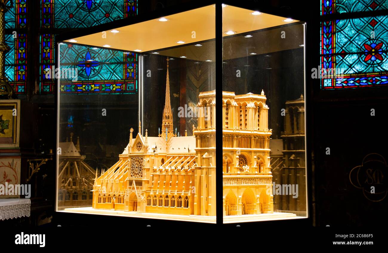 Modell der Kathedrale Notre Dame im Innenraum der Kathedrale, Paris, Frankreich Stockfoto
