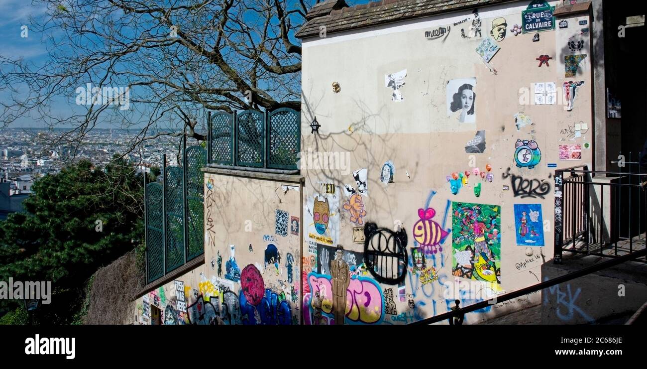 Treppen und Gebäudefassade mit Street Art, Montmartre, Paris, Frankreich Stockfoto