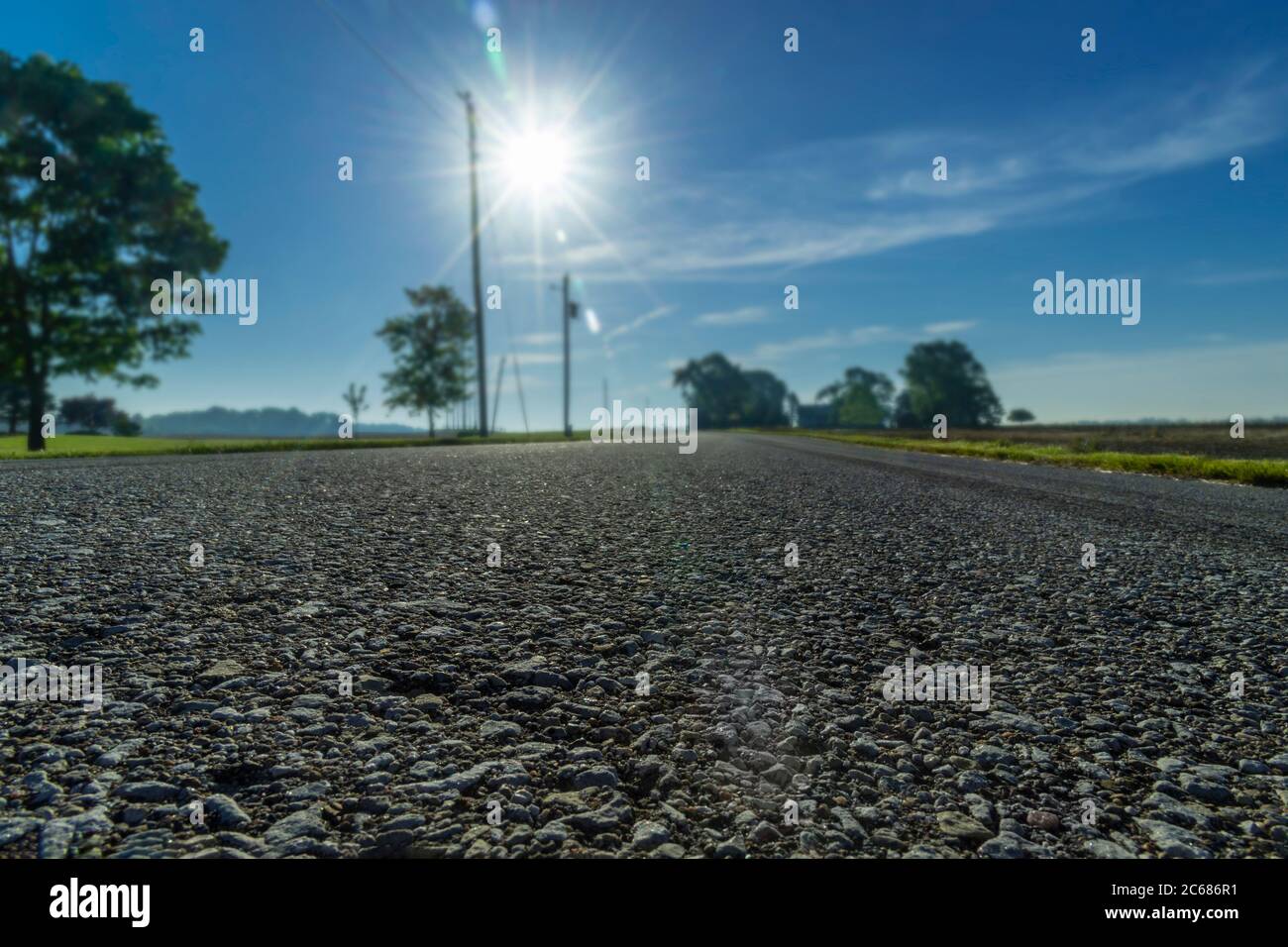 Low-Winkel-Ansicht der ländlichen Landstraße, Indiana, USA Stockfoto