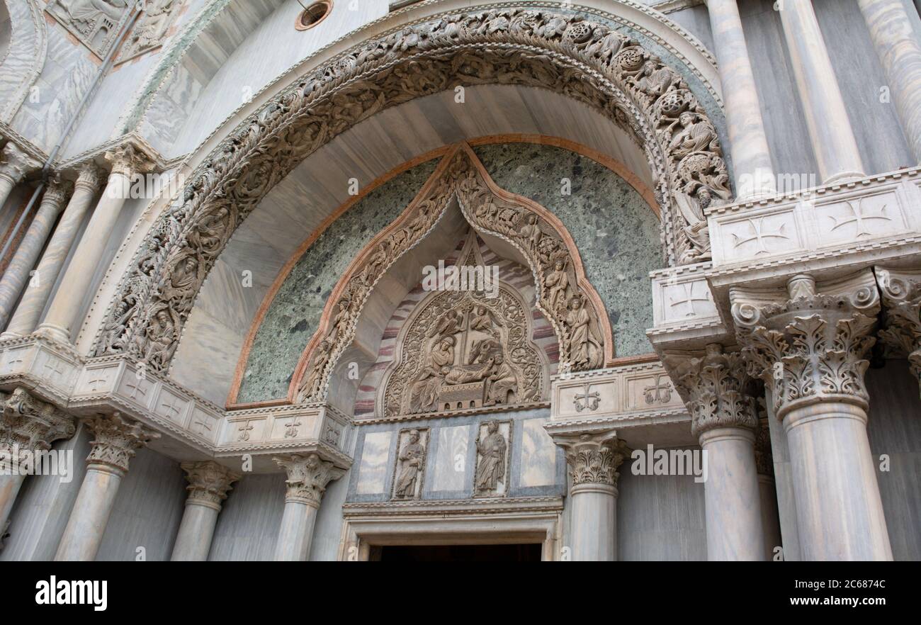 Nahaufnahme eines Fragments des Torweges der Basilika San Marco, Piazza San Marco, Venedig, Venetien, Italien Stockfoto