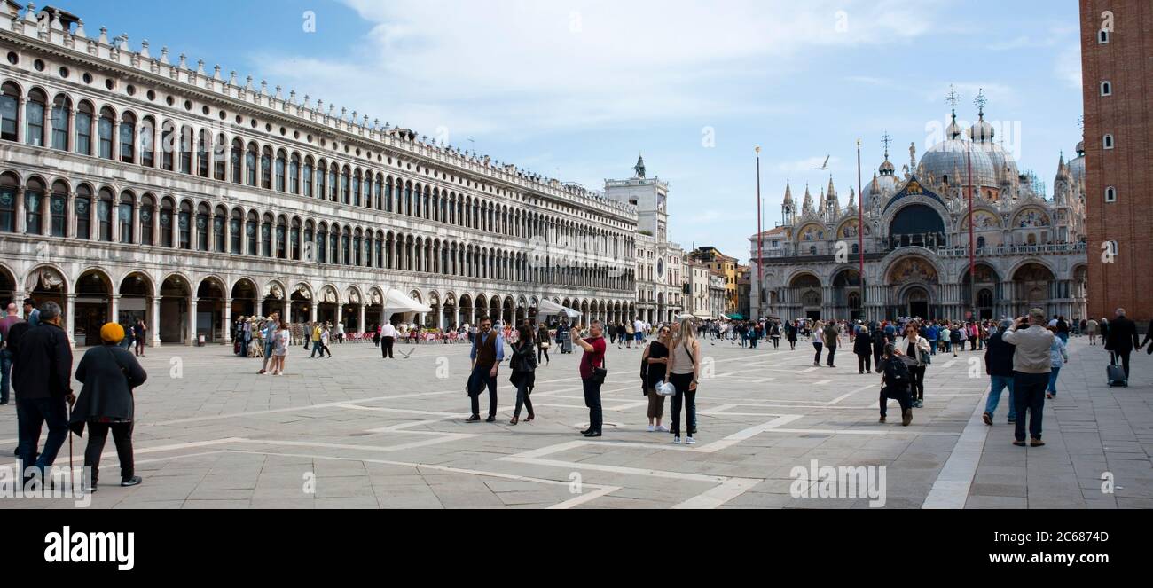 Blick auf den Markusplatz, die Procuratie Vecchie und die Basilika San Marco, Venedig, Venetien, Italien Stockfoto
