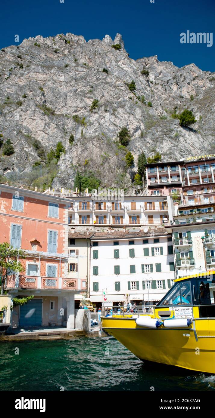Blick auf die Stadt am See, Gardasee, Limone, Lombardei, Italien Stockfoto