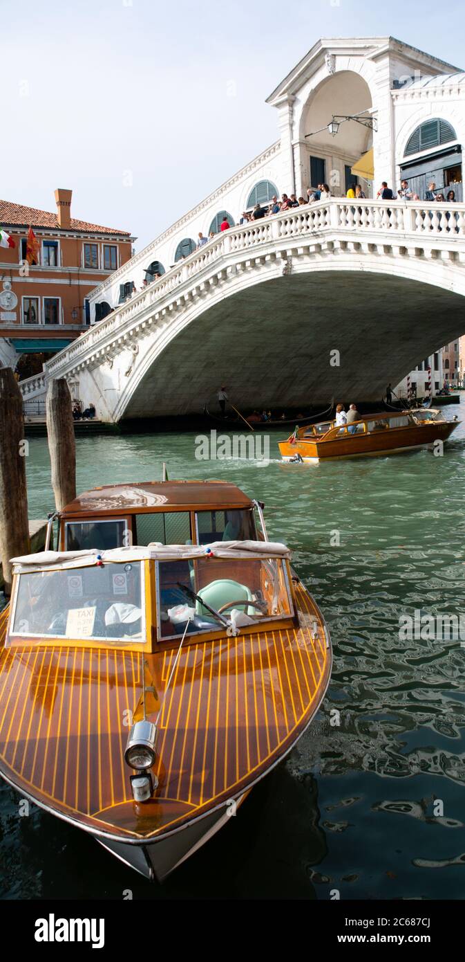 Blick auf Brücke und Wassertaxi auf Kanal, Venedig, Venetien, Italien Stockfoto