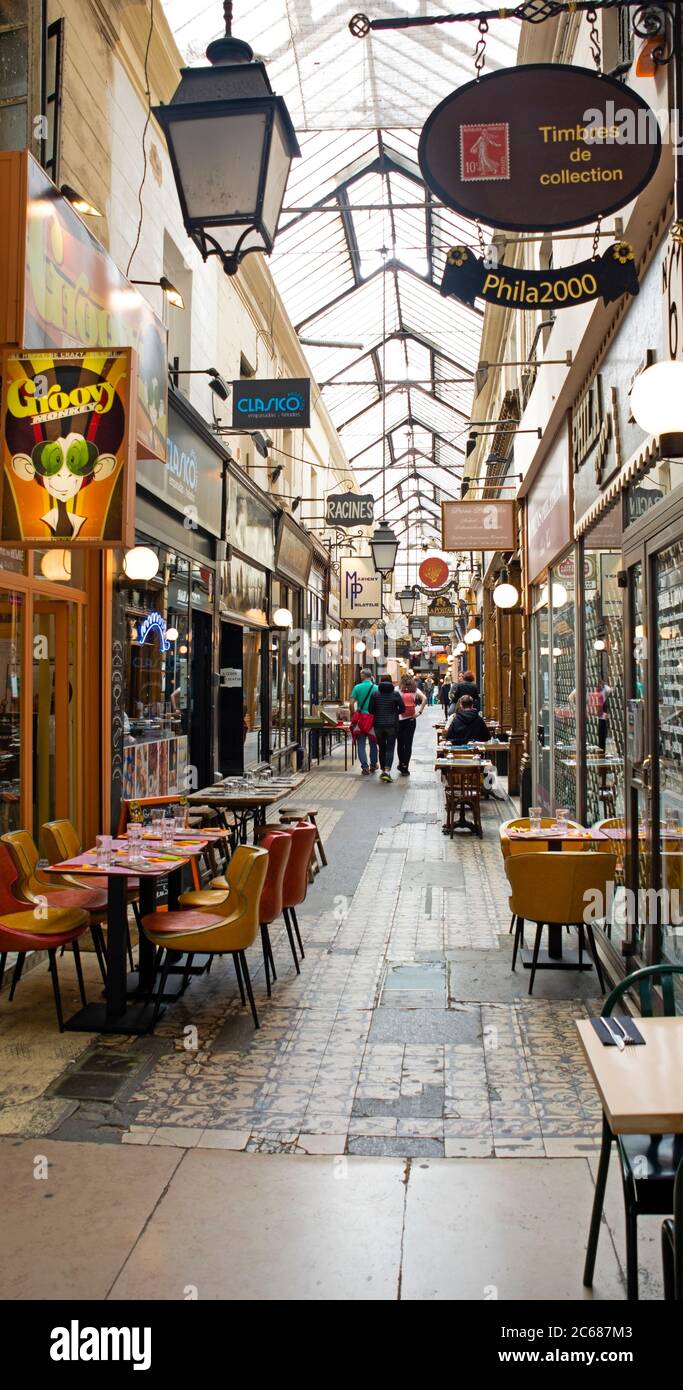 Geschäfte und Cafés in Passage des Panoramas, 9. Arrondissement, Paris, Frankreich Stockfoto