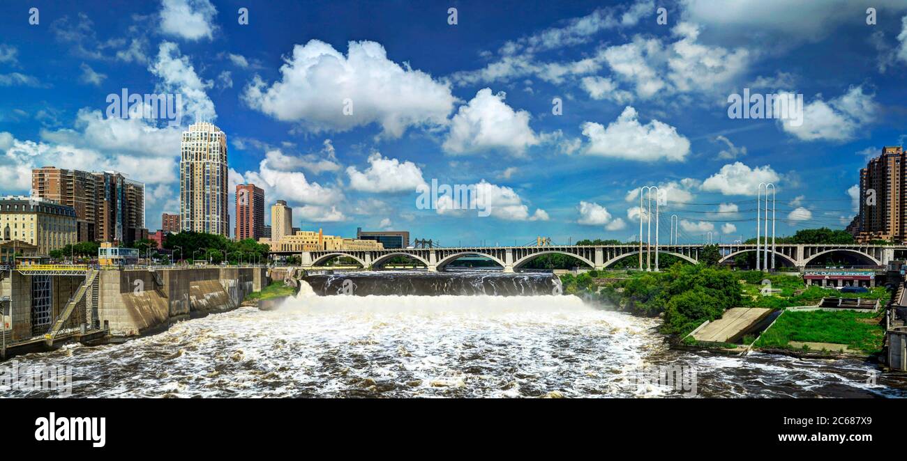 Blick auf den Fluss, der unter dem Fluss fließt in Minneapolis Mill Power, Minnesota, USA Stockfoto