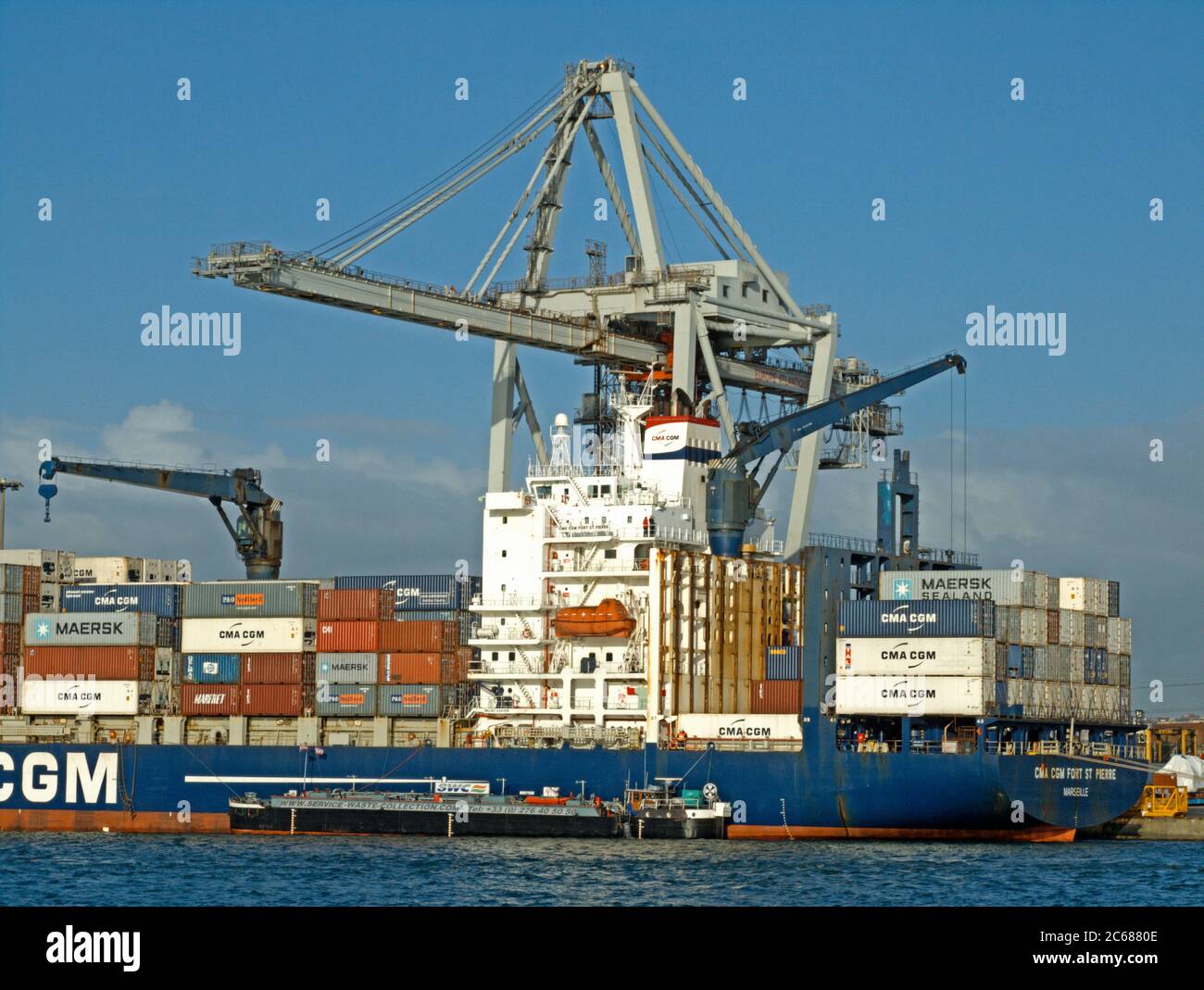 Containerschiff im Hafen, Le Havre, Frankreich Stockfoto