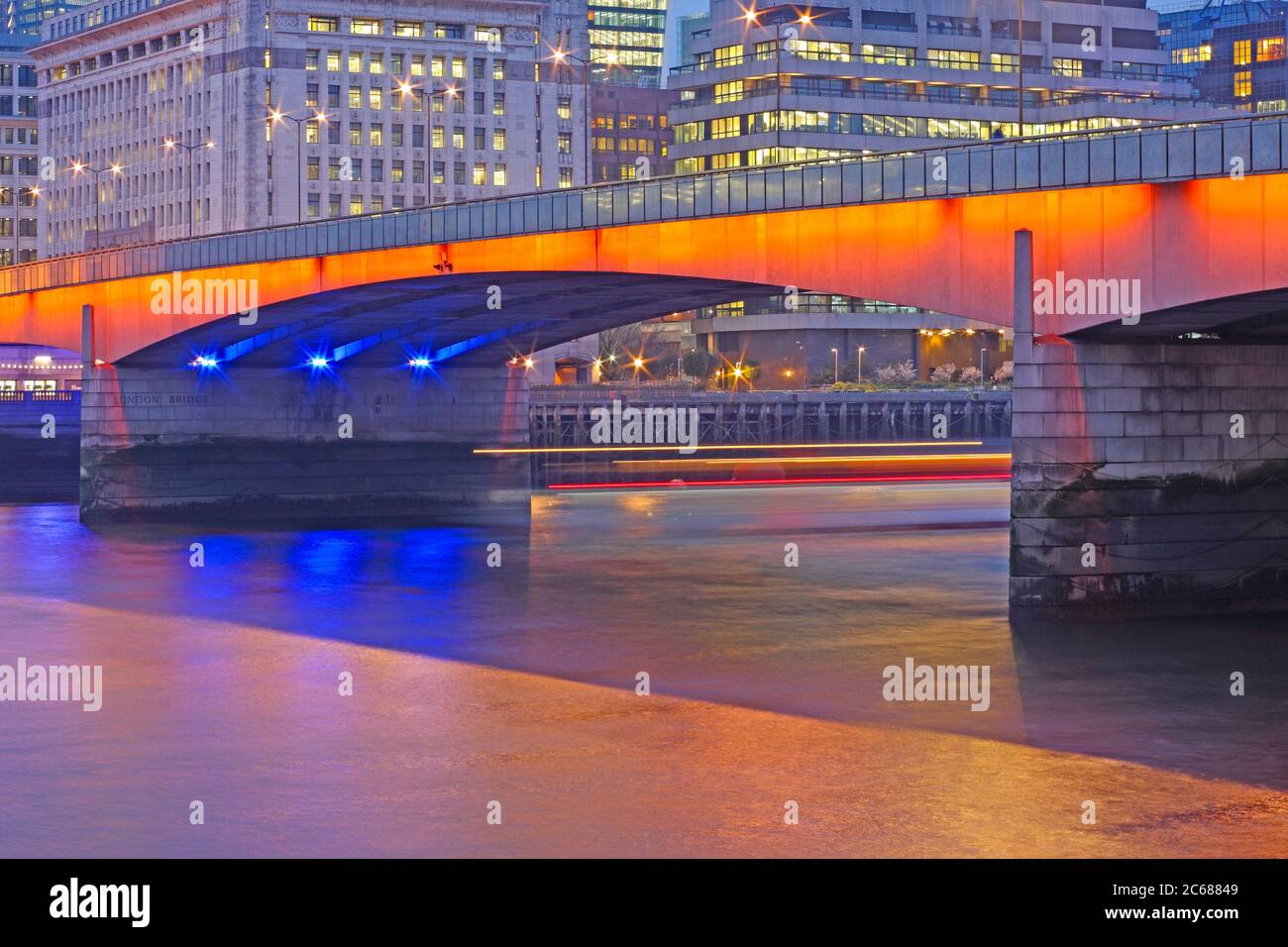 Beleuchtete London Bridge bei Dämmerung, London, England Stockfoto