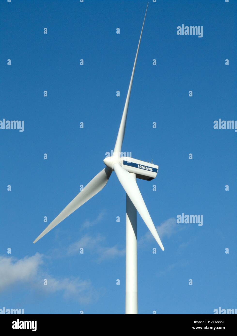 Windgenerator aus dem niedrigen Winkel, Saint-Genou, Indre, Frankreich Stockfoto
