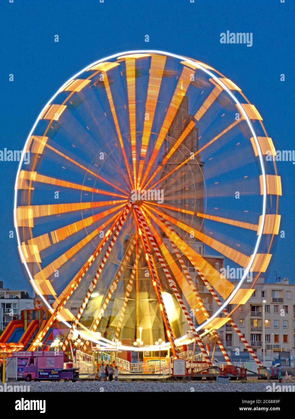 Langzeitbelichtung des beleuchteten Riesenrads, Le Havre, Frankreich Stockfoto