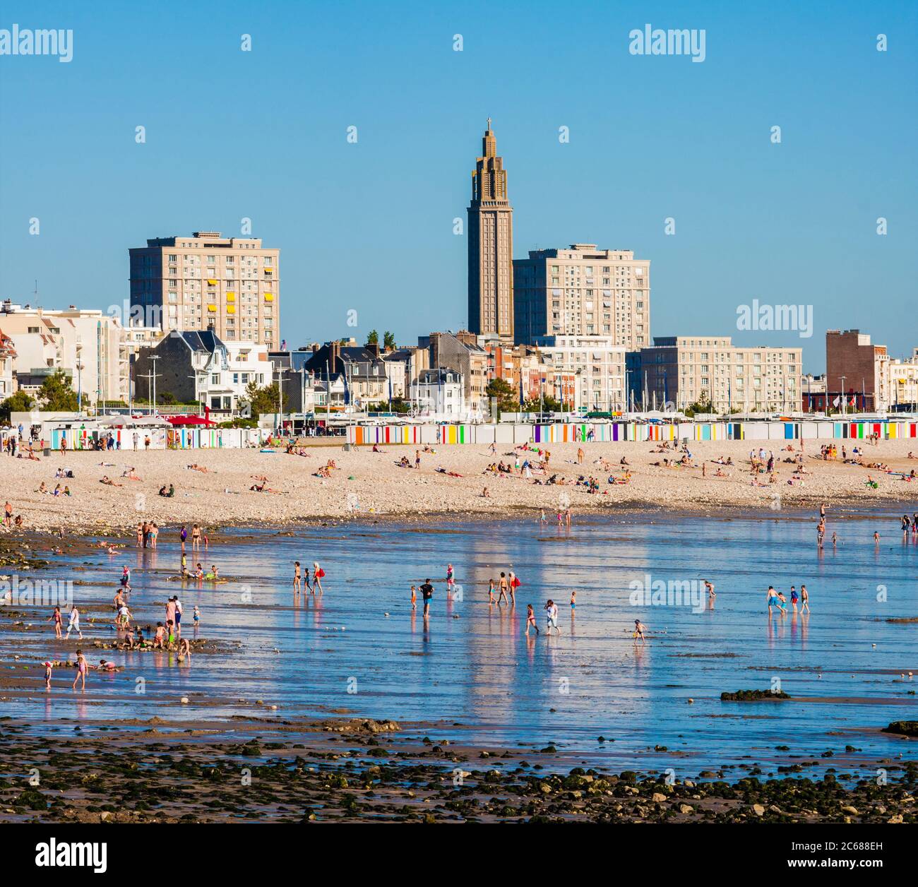 Ebbe am Strand von Le Havre, Normandie, Frankreich Stockfoto