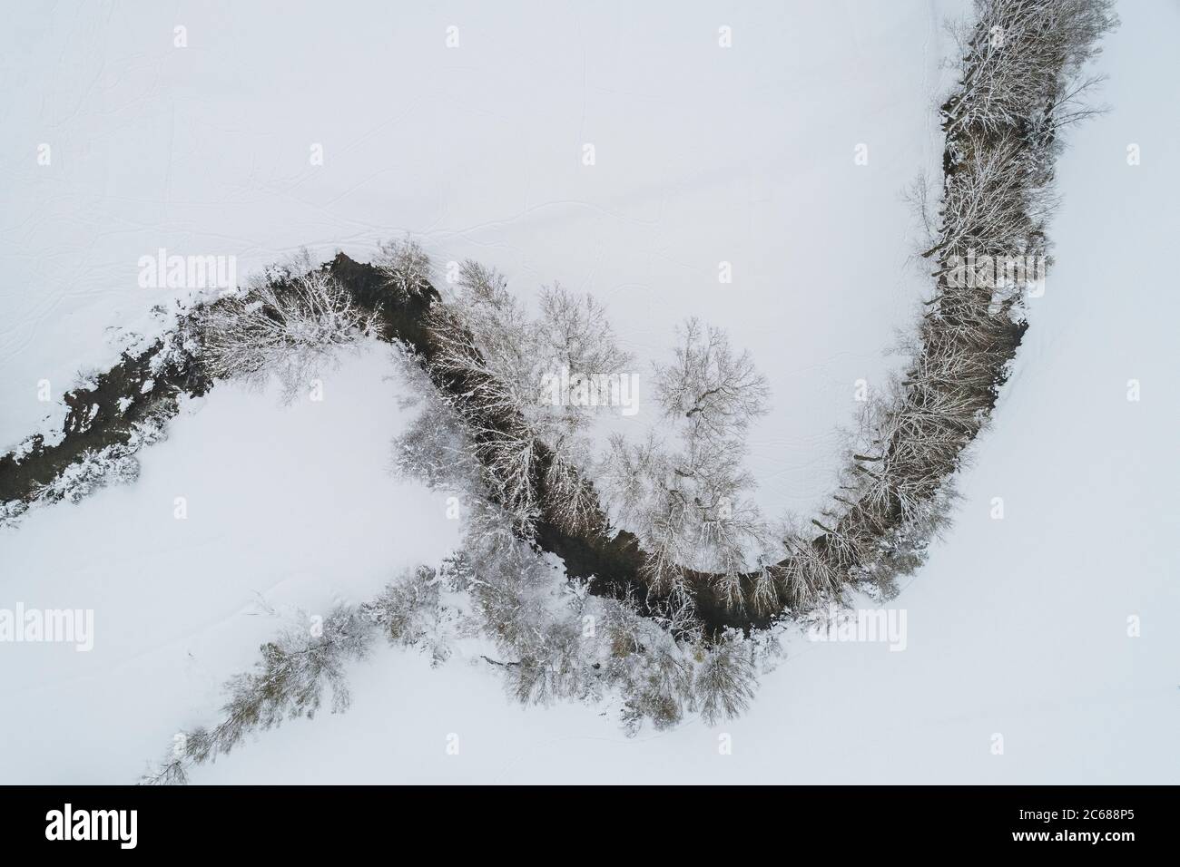 Schneebedeckte Flusskurve aus der Luft Stockfoto