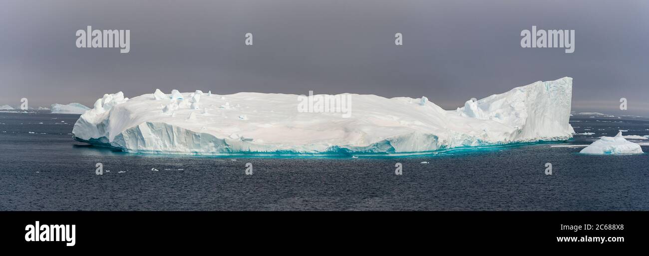 Landschaft mit Eisberg im Meer, Antarktis Stockfoto