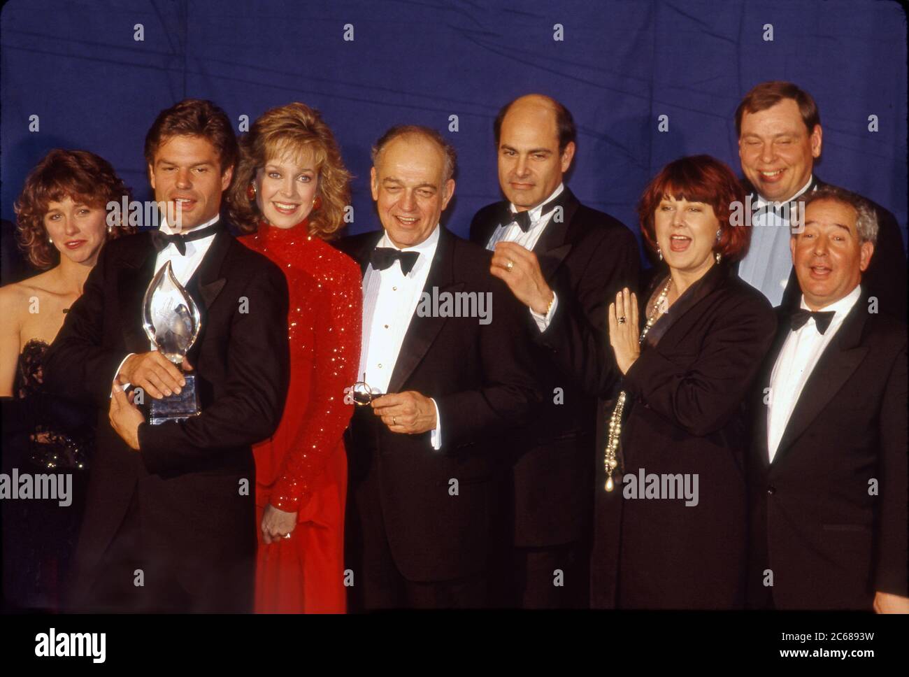 Die Besetzung des Ensembles der Fernsehshow L.A. Gesetz posiert nach dem Gewinn des People's Choice Award bei der Zeremonie in Hollywood, CA Stockfoto