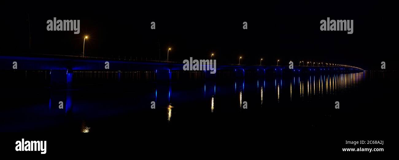 Blick auf beleuchtete Brücke genannt Pont de lile Doleron bei Nacht, Charente Maritime, Frankreich, Europa Stockfoto