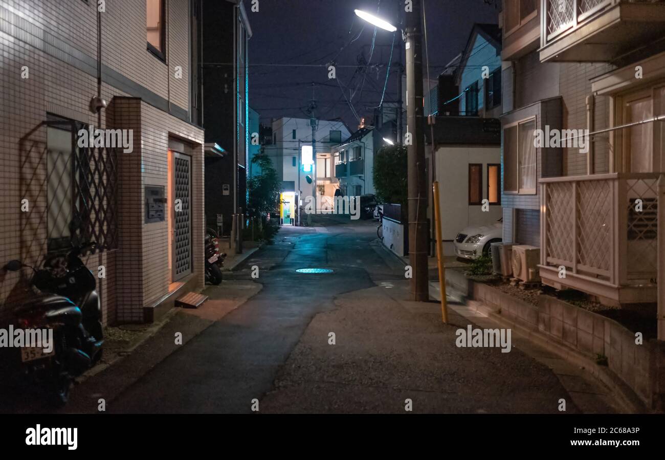 Leere schmale Gasse hinter Gasse des Kamimeguro Nachbarschaft bei Nacht, Tokio, Japan Stockfoto
