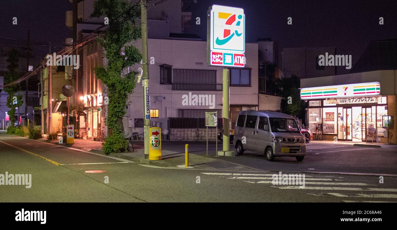 7-Eleven Convenience-Shop in Kamimeguro Nachbarschaft bei Nacht. Stockfoto