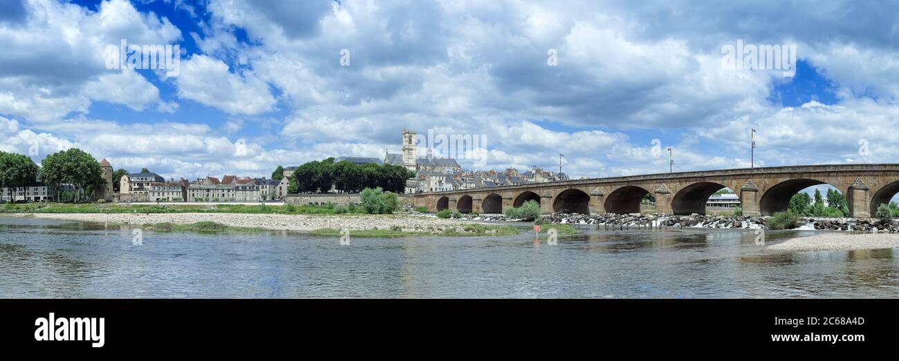 Landschaft des Dorfes Nevers mit der Kathedrale Saint Cyr et Sainte Juliette am Loire Fluss in Burgund, Frankreich, Europa Stockfoto