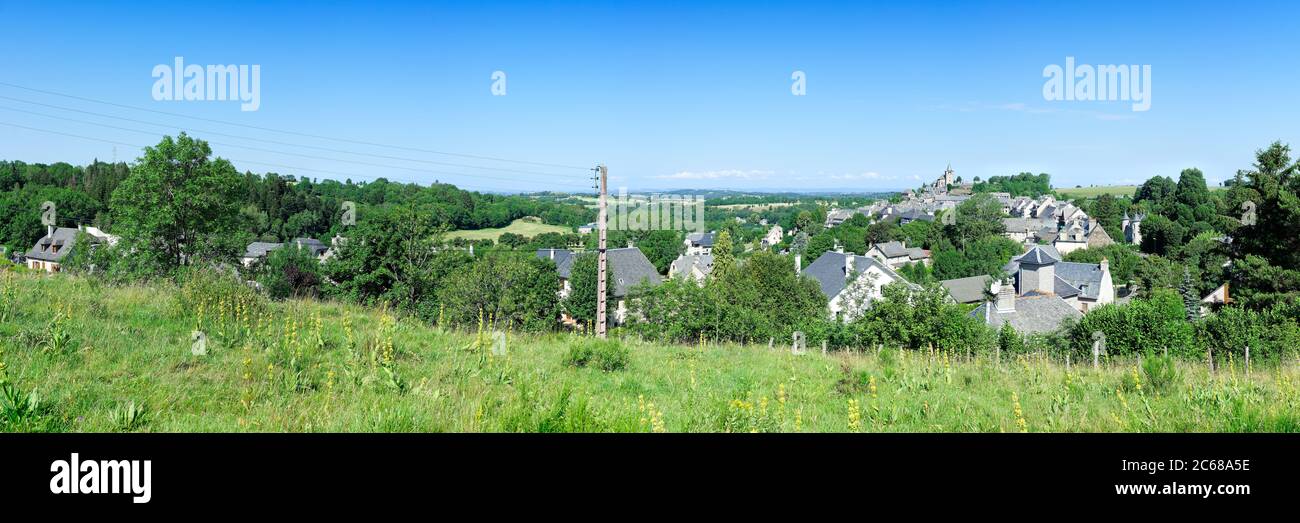 Landschaftlich reizvolle Landschaft des Dorfes Laguiole, Plateau de lAubrac, Aveyron, Region Okzitanien, Frankreich, Europa Stockfoto