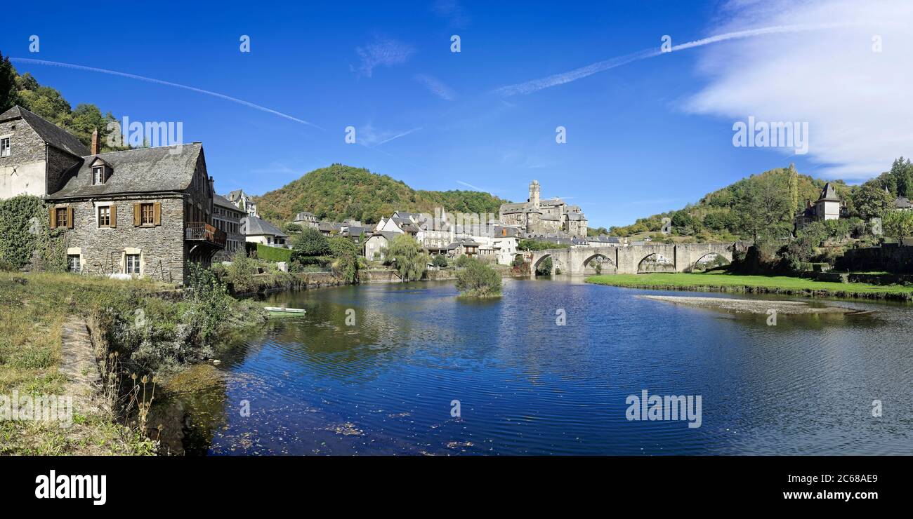 Burg und gotische Brücke in Estaing Dorf, Region Occitaine, Frankreich Stockfoto