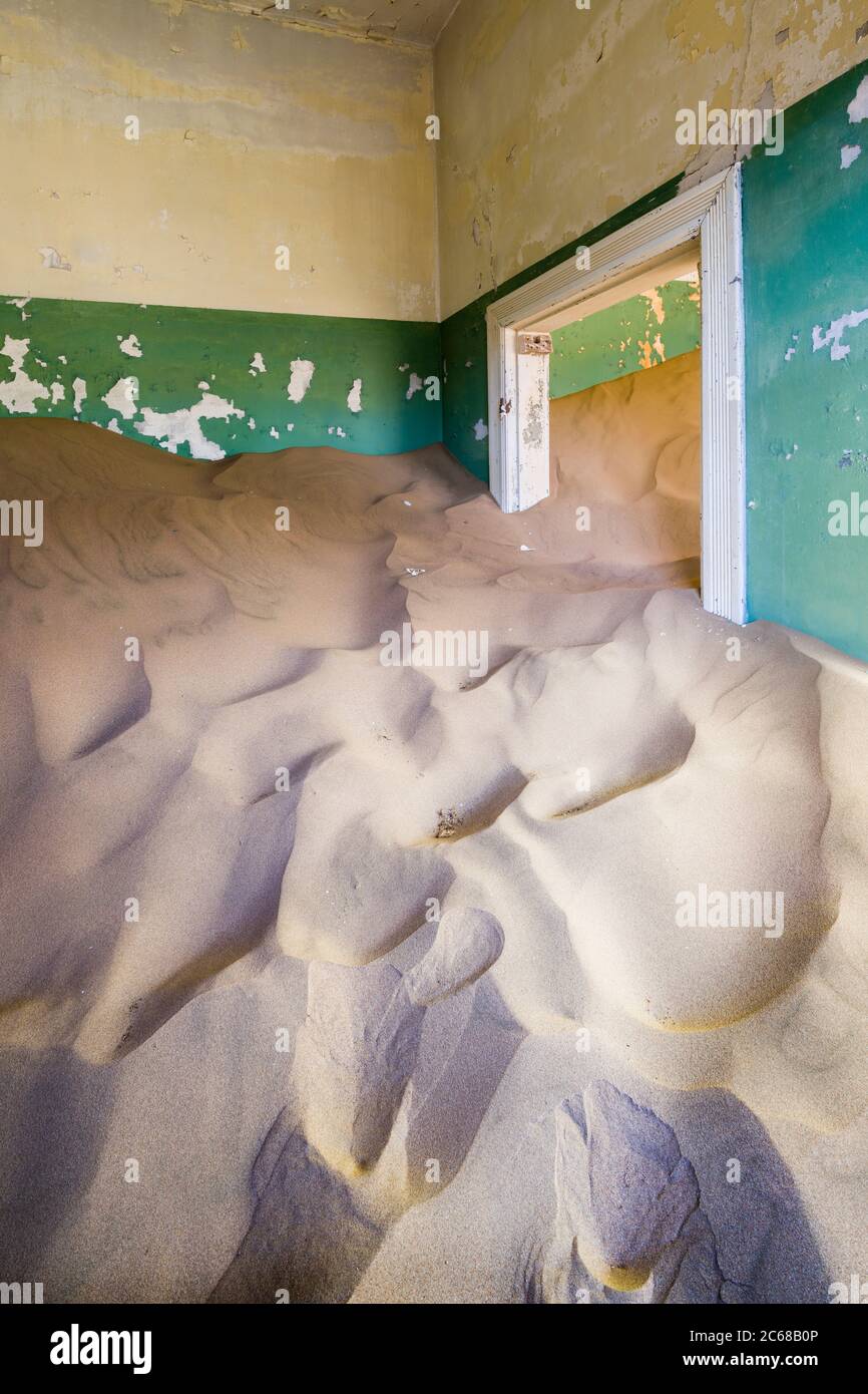 Haus-Interieur verwüstet von Sand, Kolmanskop, Namib Wüste, Luderitz, Namibia, Afrika Stockfoto