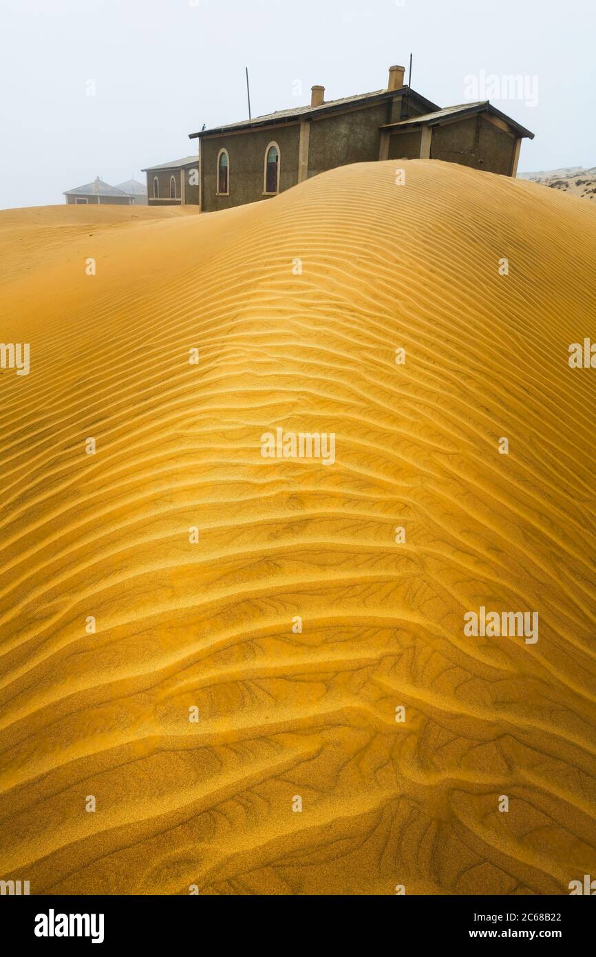 Blick auf Sanddüne und Haus, Kolmanskop, Namib Wüste, Luderitz, Namibia, Afrika Stockfoto