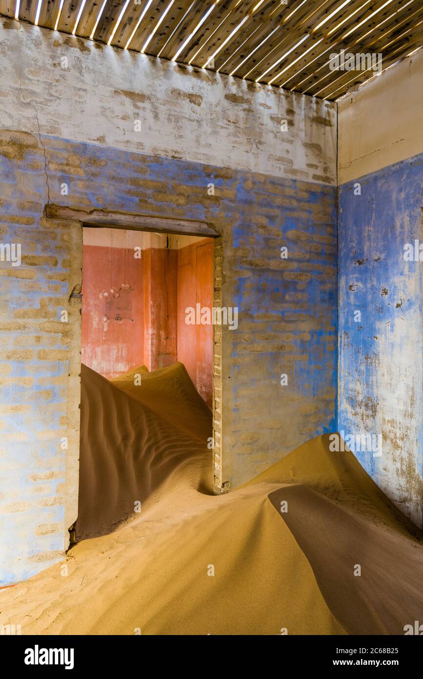 Haus-Interieur verwüstet von Sand, Kolmanskop, Namib Wüste, Luderitz, Namibia, Afrika Stockfoto
