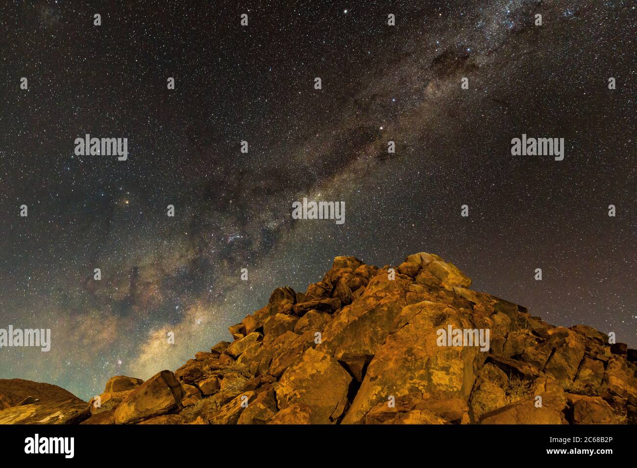 Blick auf Felsen und Milchstraße am Himmel, Namibia, Afrika Stockfoto