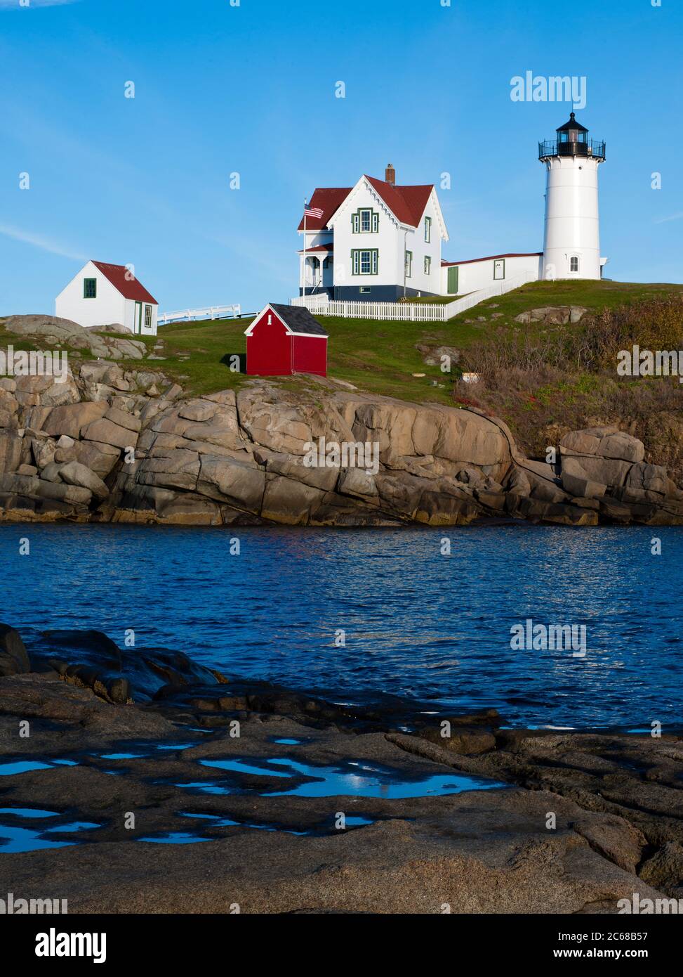 Blick auf Cape Neddick Lighthouse (Nubble Light), York Beach, Maine, USA Stockfoto