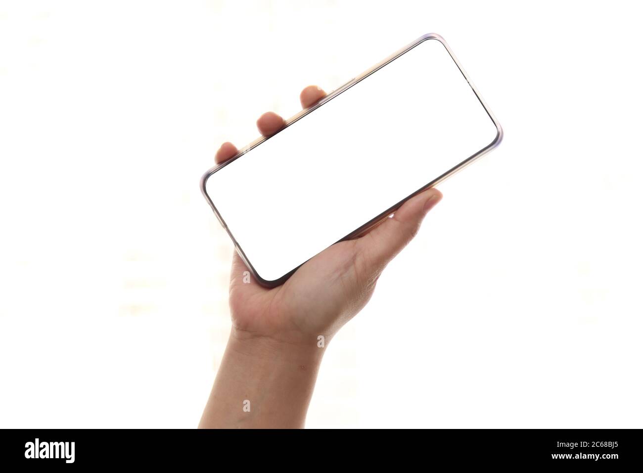 Nahaufnahme von Erwachsenen Hand halten Telefon isoliert auf weißem, Modell-Smartphone weißen Farbe leeren Bildschirm Stockfoto