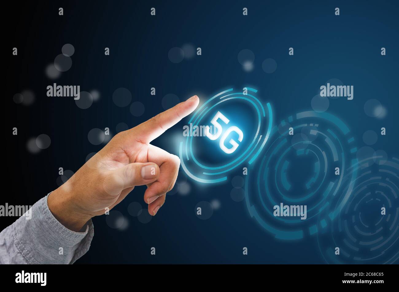 Hände berühren das Netz mit 5G-Technologie mit virtuellem Bildschirm. Business Technology Internet 5g Netzkonzept. Stockfoto